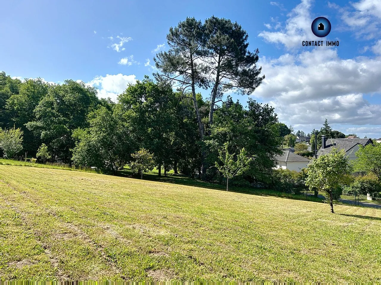Terrain constructible à Ussac avec vue dégagée près de Brive 