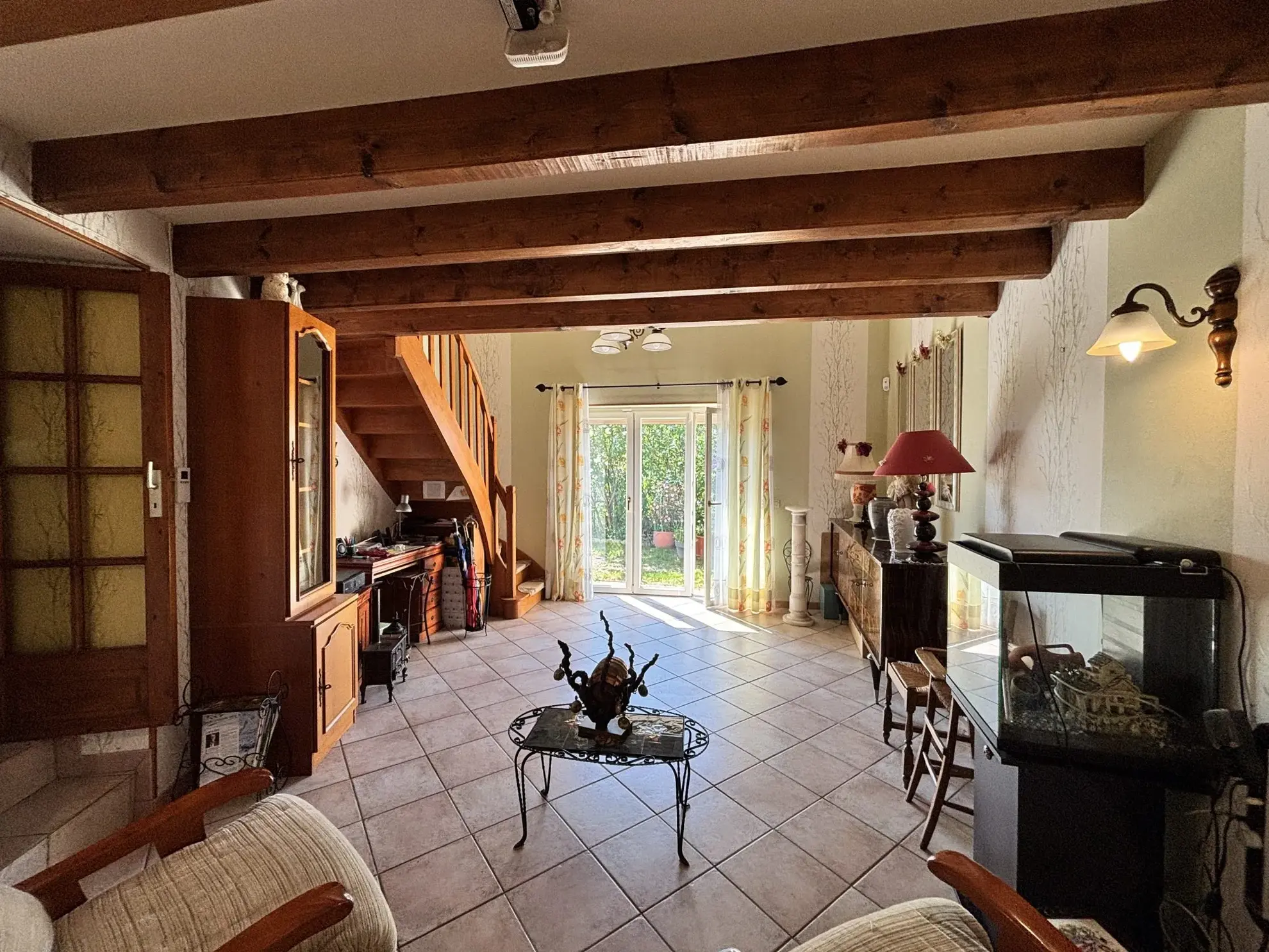 Charmante maison en pierre avec jardin et vue dégagée dans les Deux-Grosnes 