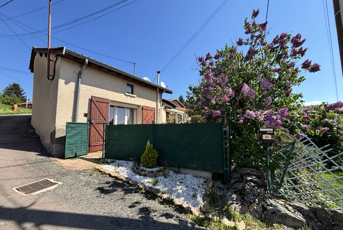 Charmante maison en pierre avec jardin et vue dégagée dans les Deux-Grosnes 