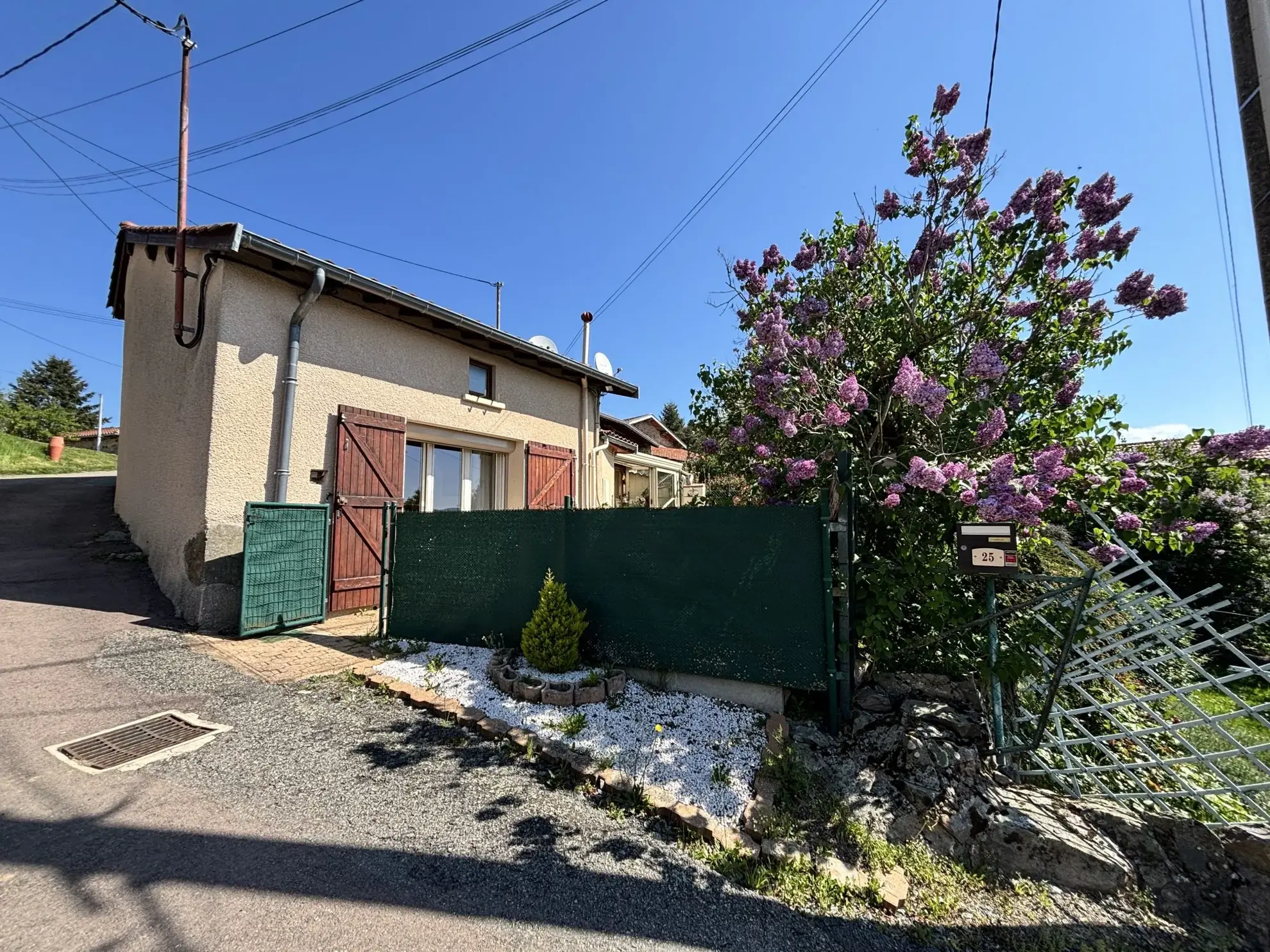 Charmante maison en pierre avec jardin et vue dégagée dans les Deux-Grosnes 