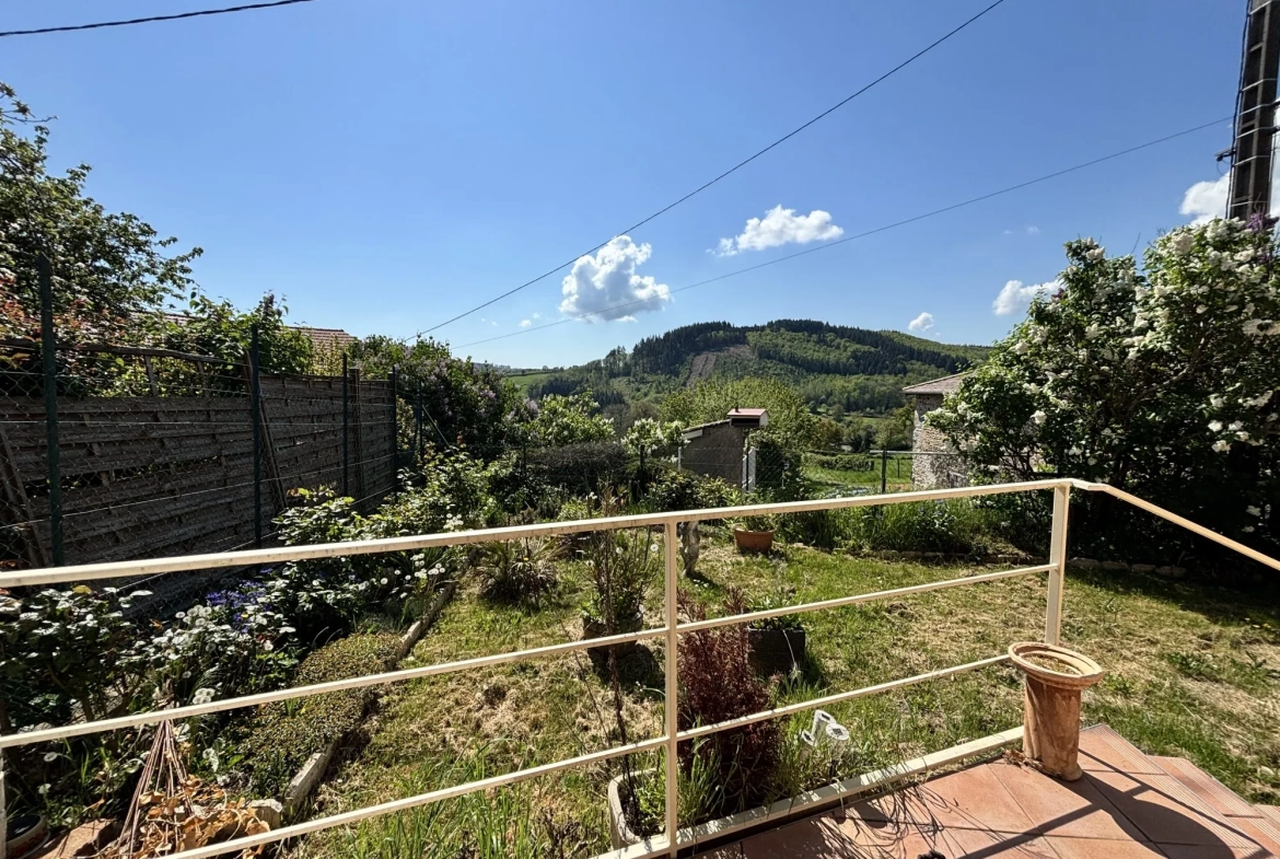 Charmante maison en pierre avec jardin et vue dégagée dans les Deux-Grosnes 