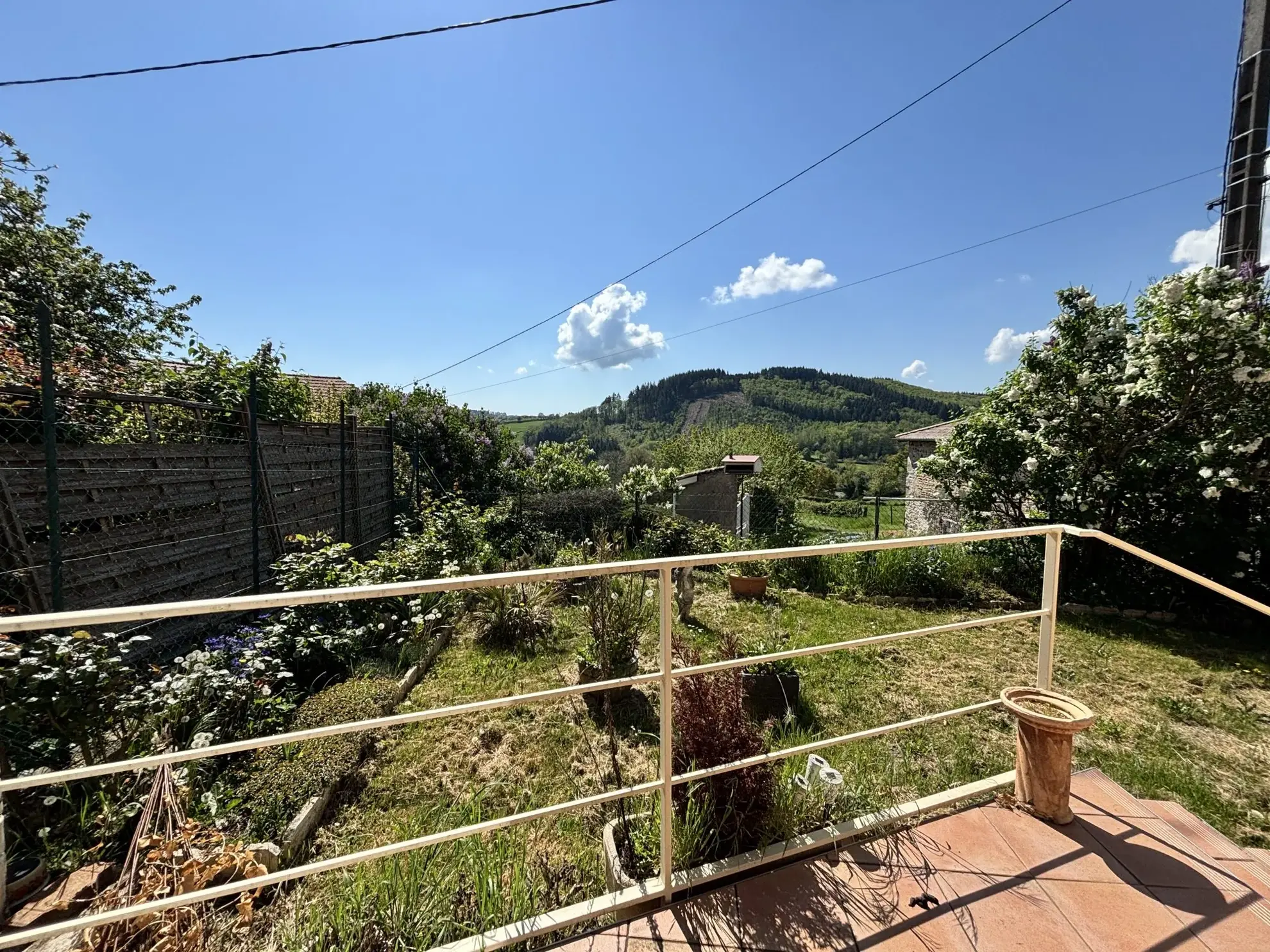 Charmante maison en pierre avec jardin et vue dégagée dans les Deux-Grosnes 
