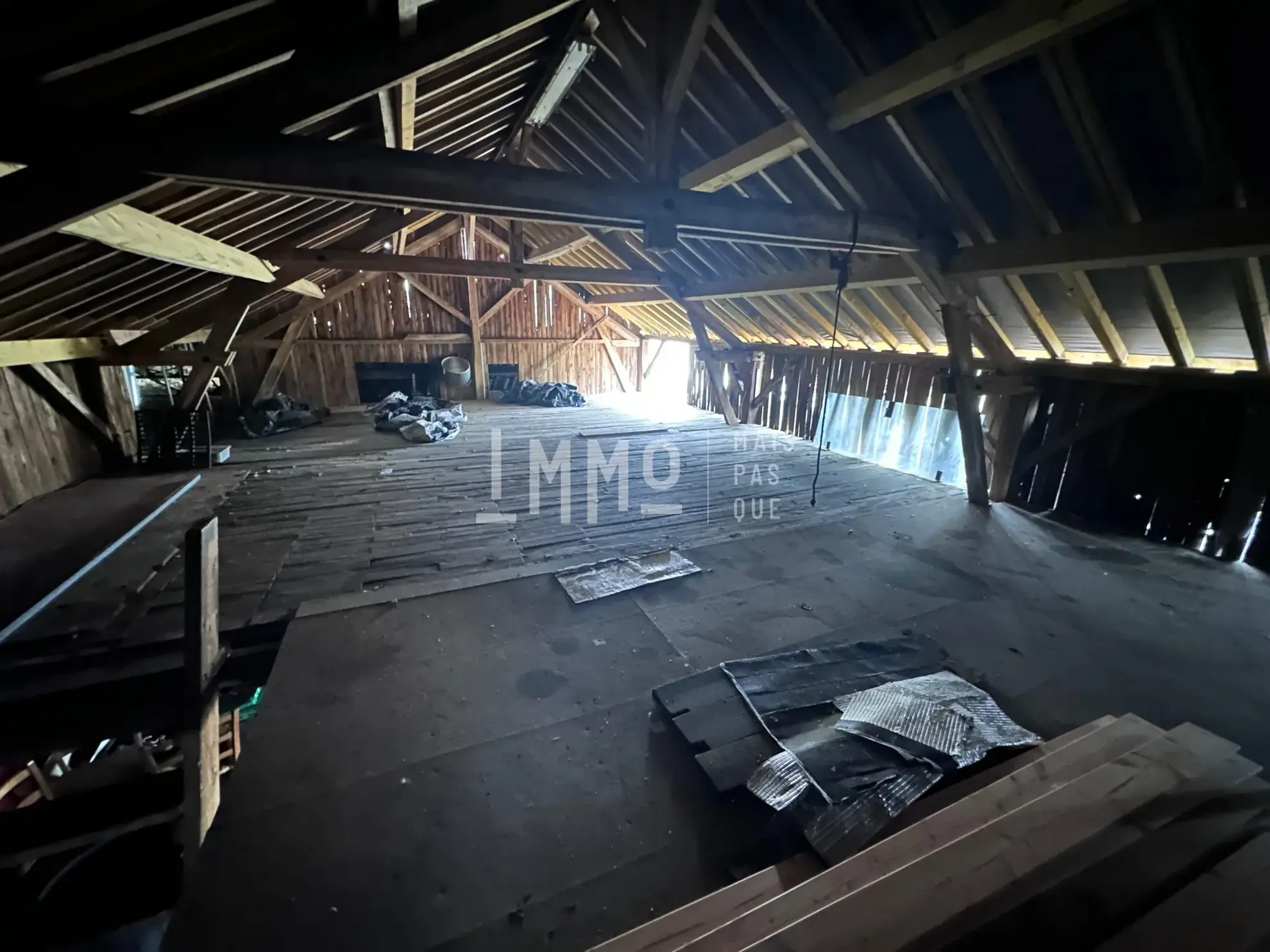 Local commercial de 350 m² à Montval-sur-Loir, sécurisé et modulable 