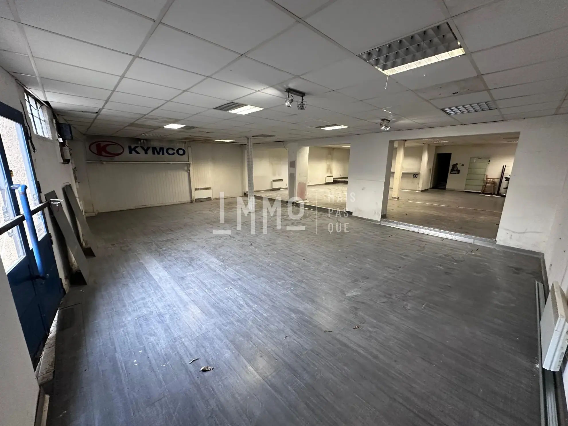Local commercial de 350 m² à Montval-sur-Loir, sécurisé et modulable 