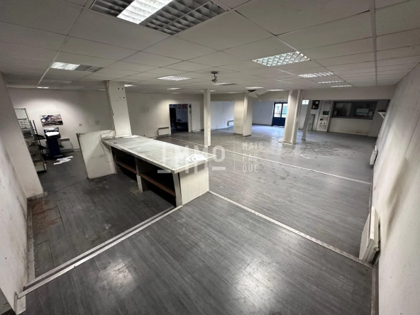 Local commercial de 350 m² à Montval-sur-Loir, sécurisé et modulable