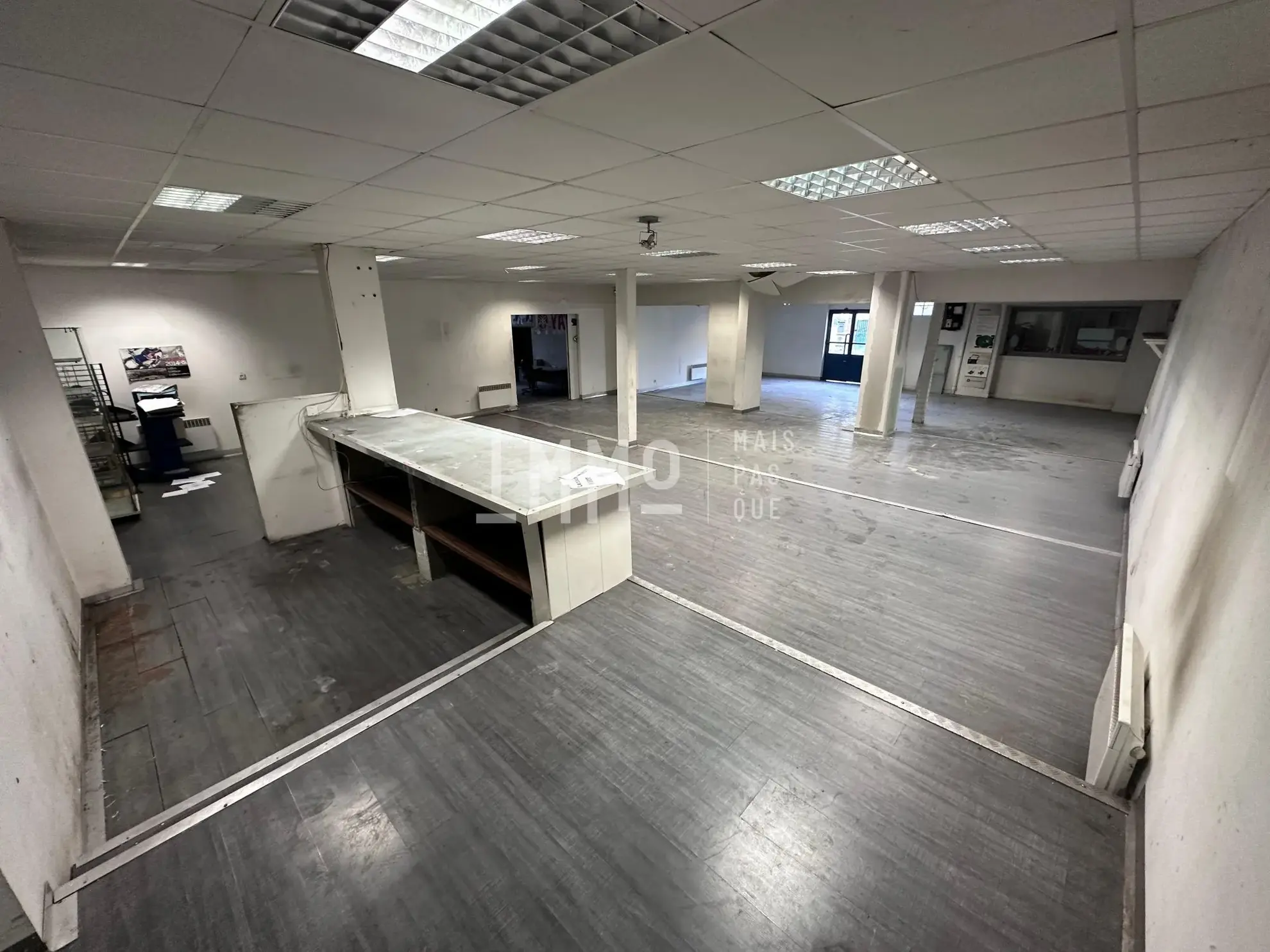 Local commercial de 350 m² à Montval-sur-Loir, sécurisé et modulable 