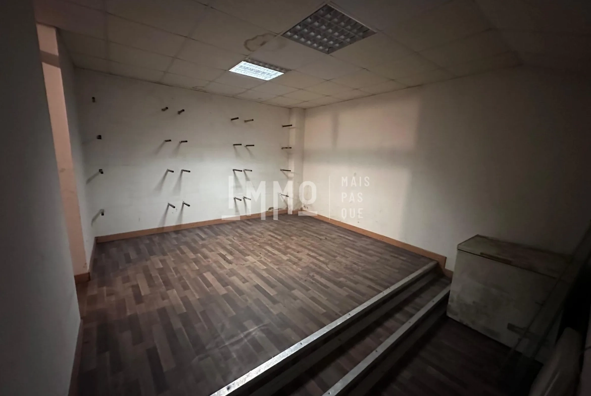 Local commercial de 350 m² à Montval-sur-Loir, sécurisé et modulable 