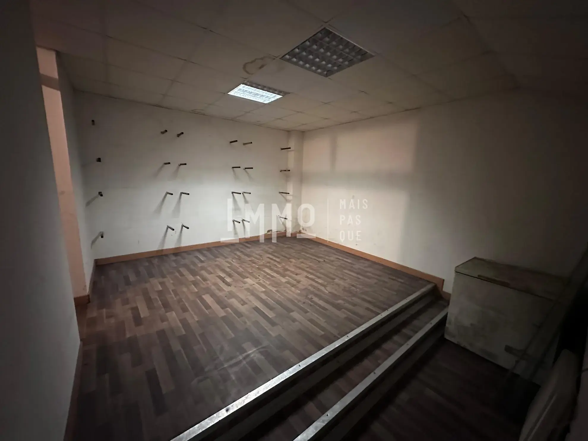 Local commercial de 350 m² à Montval-sur-Loir, sécurisé et modulable 