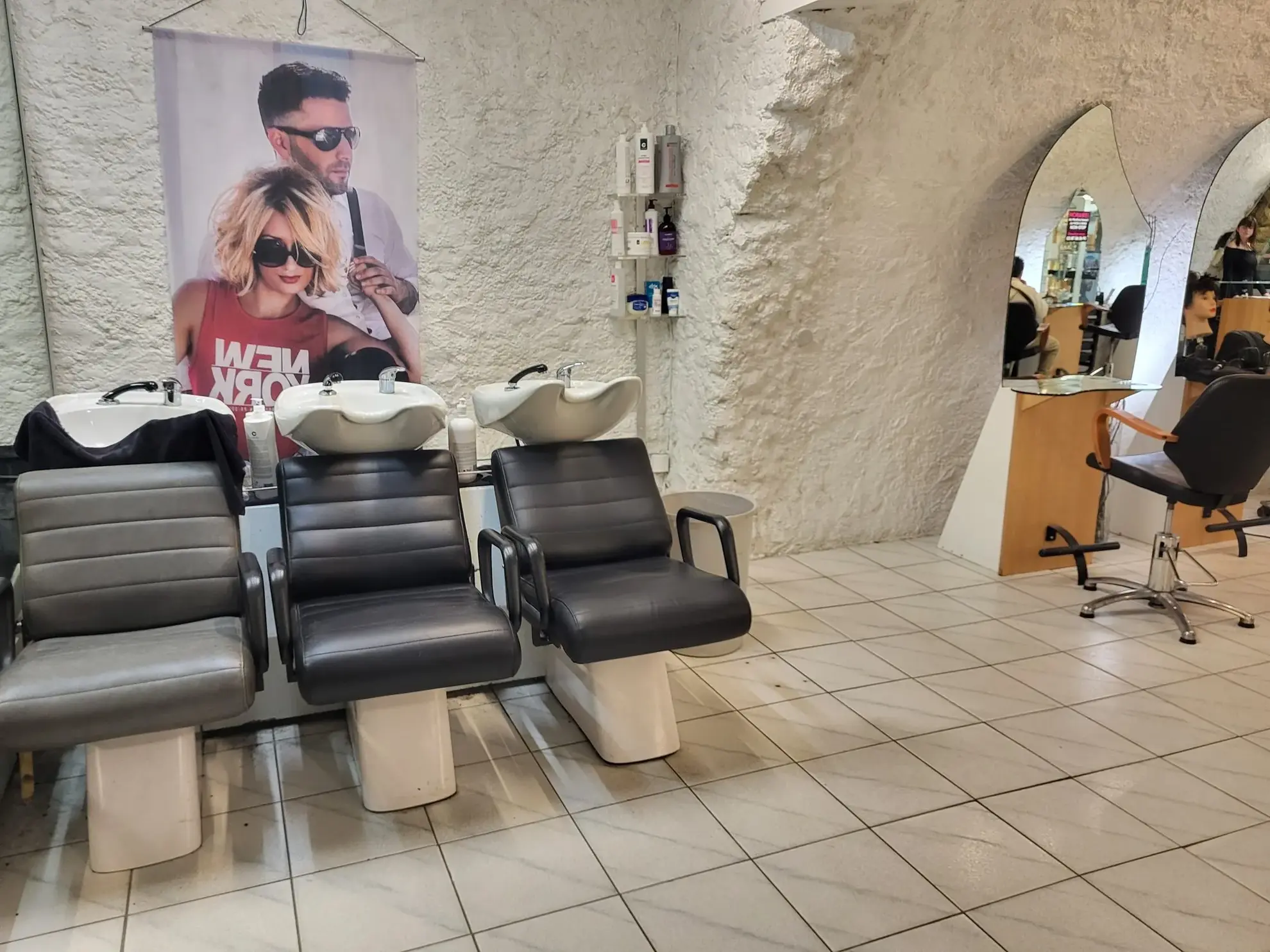 Fonds de commerce salon de coiffure à Metz centre — Emplacement idéal avec bail récent 