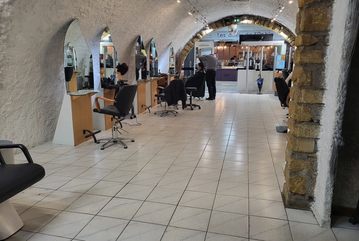 Fonds de commerce salon de coiffure à Metz centre — Emplacement idéal avec bail récent 