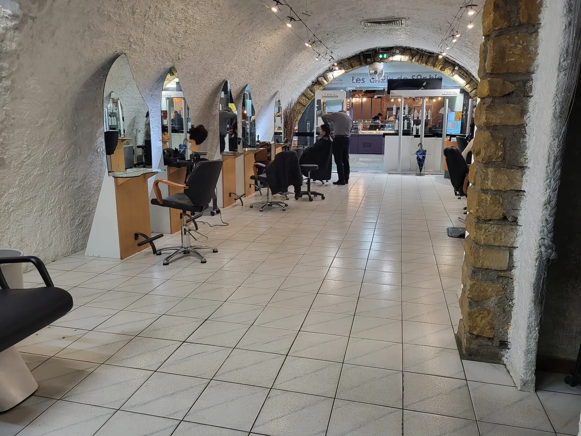 Fonds de commerce salon de coiffure à Metz centre — Emplacement idéal avec bail récent 