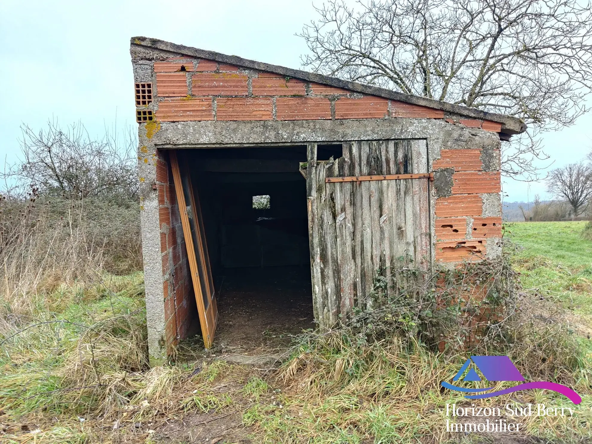 Garage sur terrain non attenant Charmante maison de campagne à La Berthenoux avec jardin et garage 