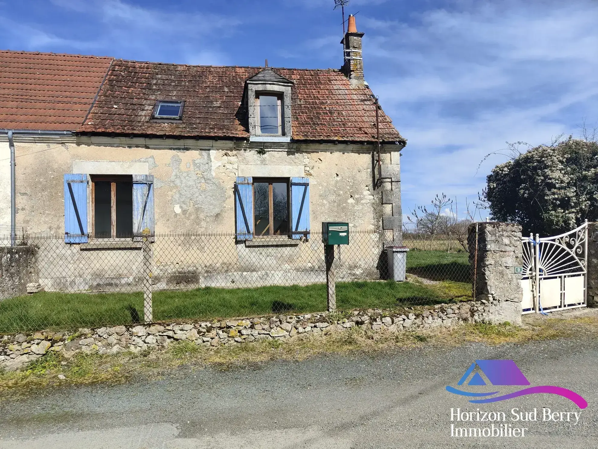 Façade avant Charmante maison de campagne à La Berthenoux avec jardin et garage 