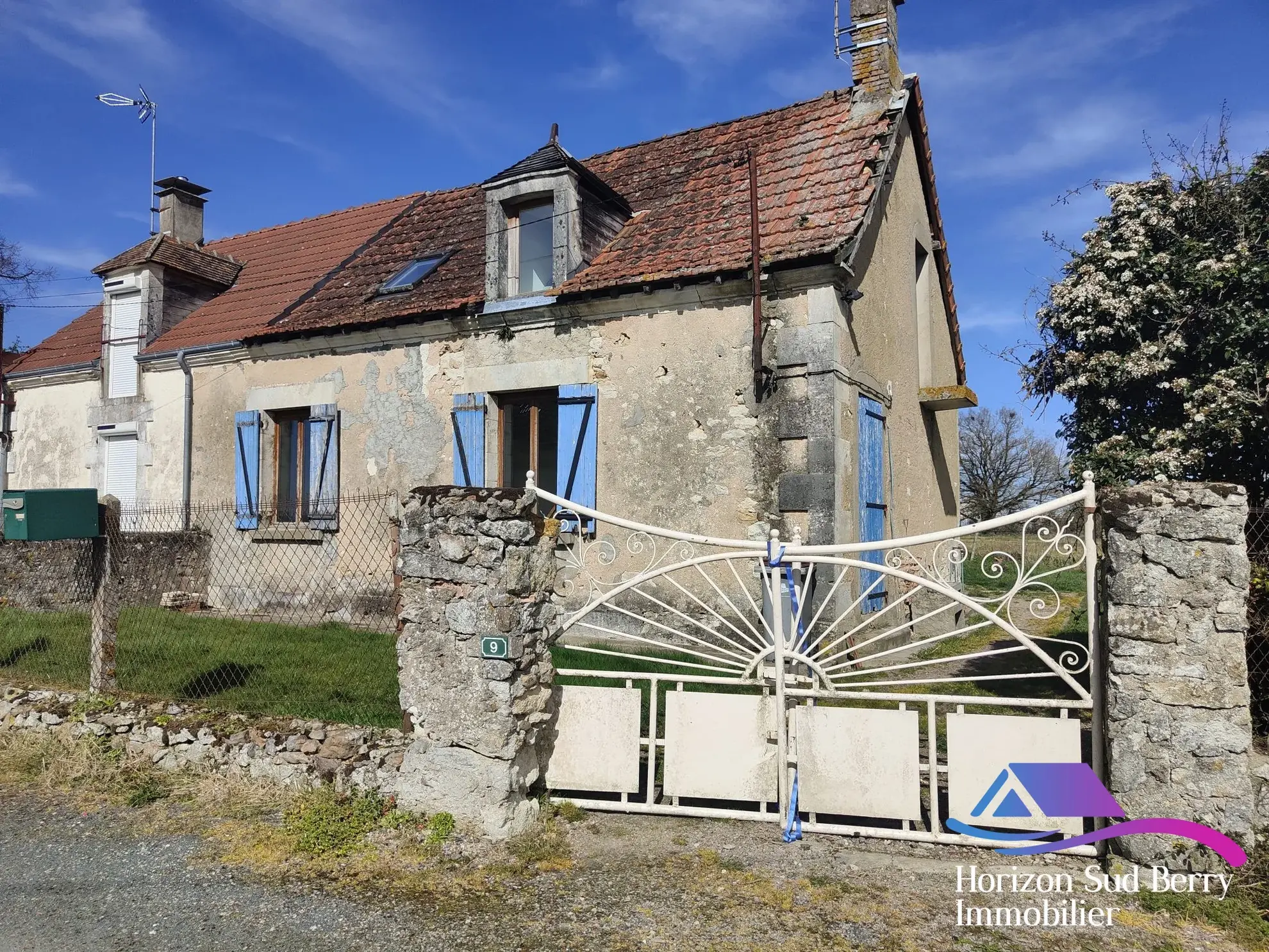 Façade avant Charmante maison de campagne à La Berthenoux avec jardin et garage 