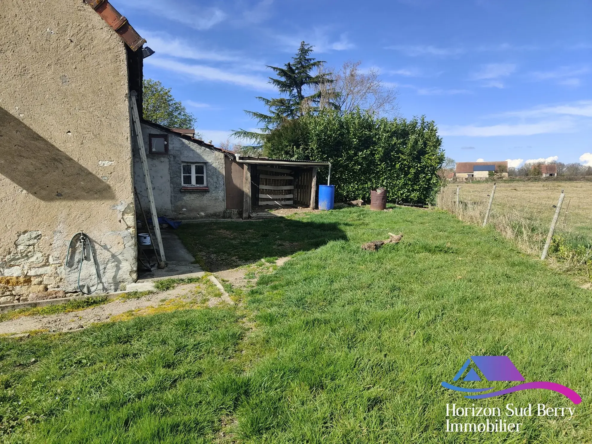 Jardin arrière Charmante maison de campagne à La Berthenoux avec jardin et garage 