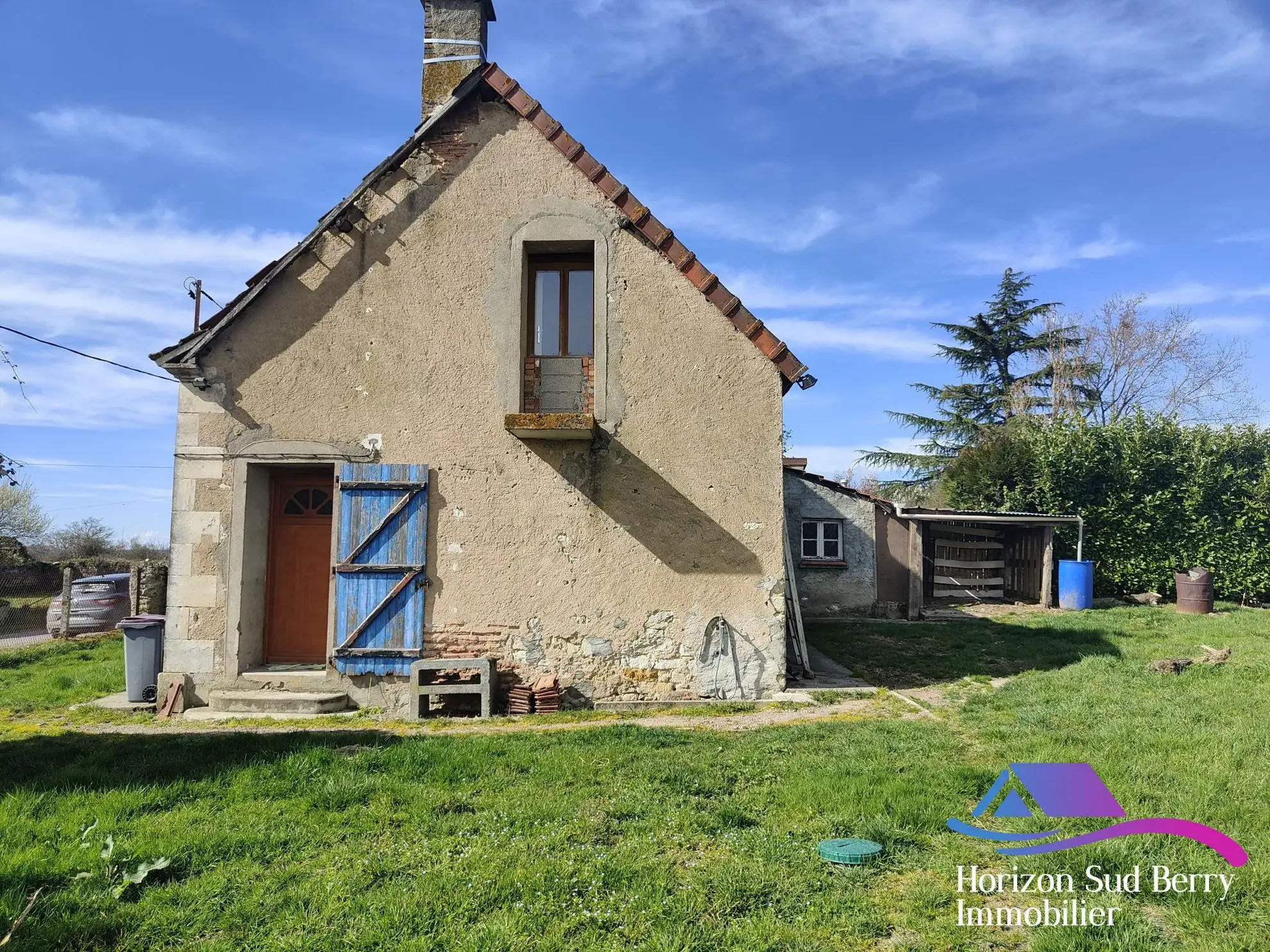 Pignon droit / entrée Charmante maison de campagne à La Berthenoux avec jardin et garage 