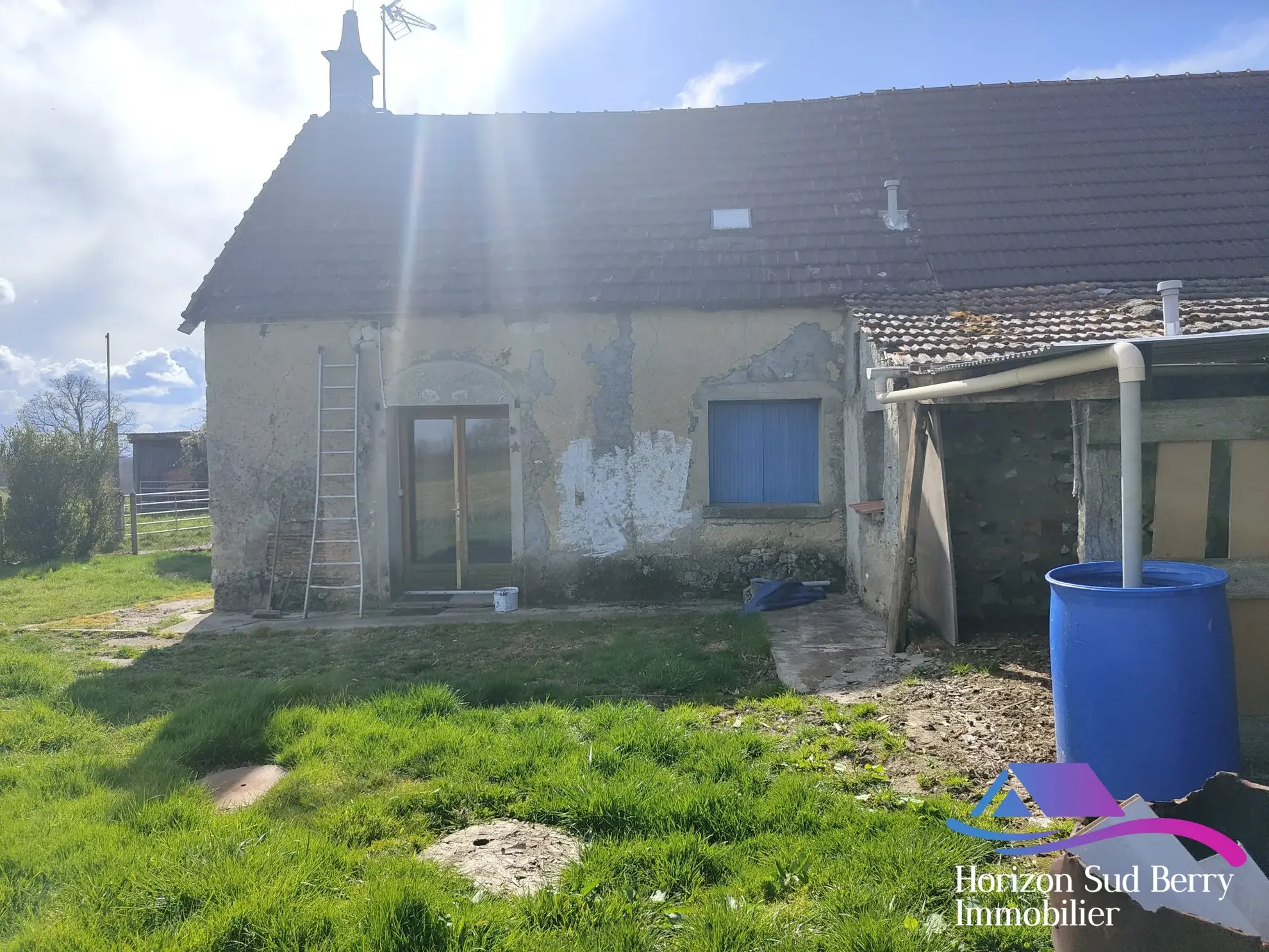 Façade arrière Charmante maison de campagne à La Berthenoux avec jardin et garage 