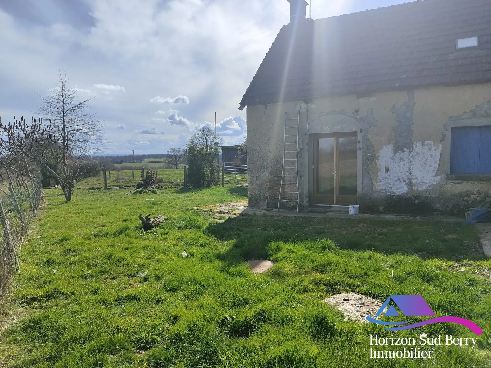 Façade arrière et jardin Charmante maison de campagne à La Berthenoux avec jardin et garage 