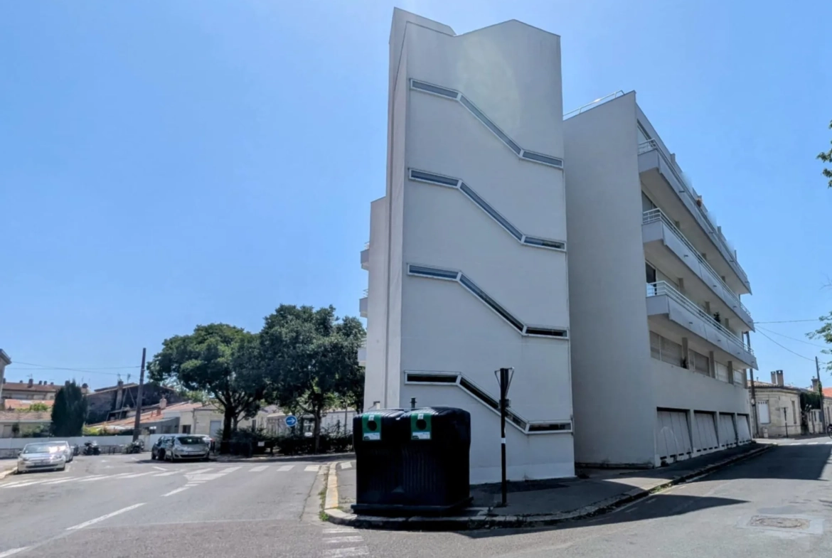 Vue extérieur-accès escalier  Studio lumineux avec parking sécurisé à Bordeaux - Idéal investissement ou résidence secondaire 