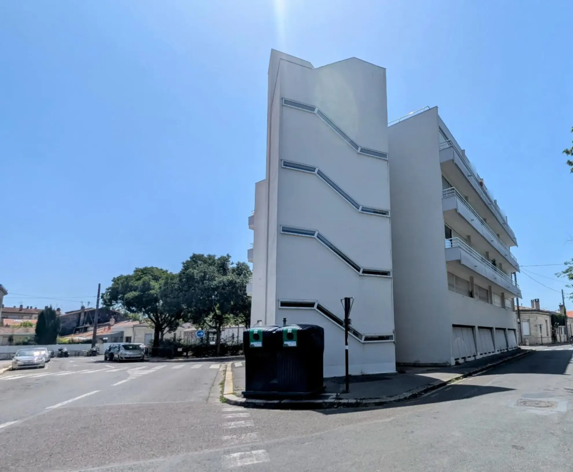 Vue extérieur-accès escalier  Studio lumineux avec parking sécurisé à Bordeaux - Idéal investissement ou résidence secondaire 