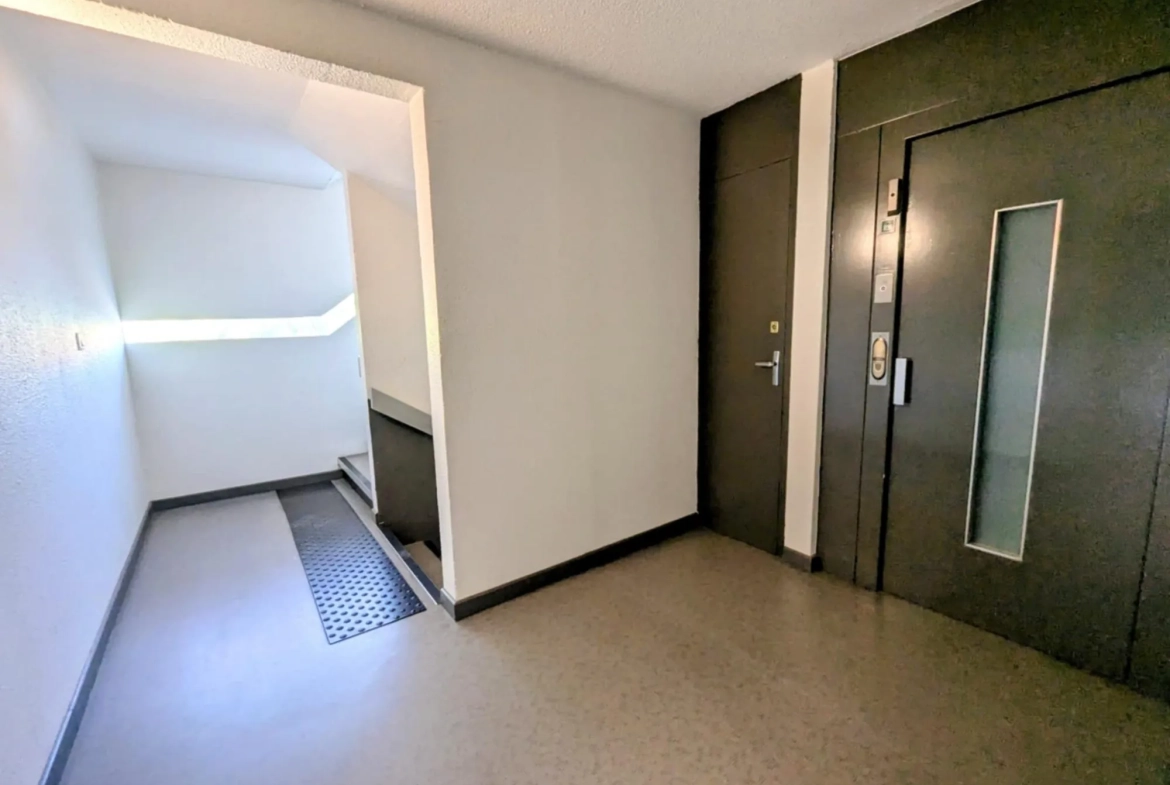 Parties communes avec ascenseur  Studio lumineux avec parking sécurisé à Bordeaux - Idéal investissement ou résidence secondaire 