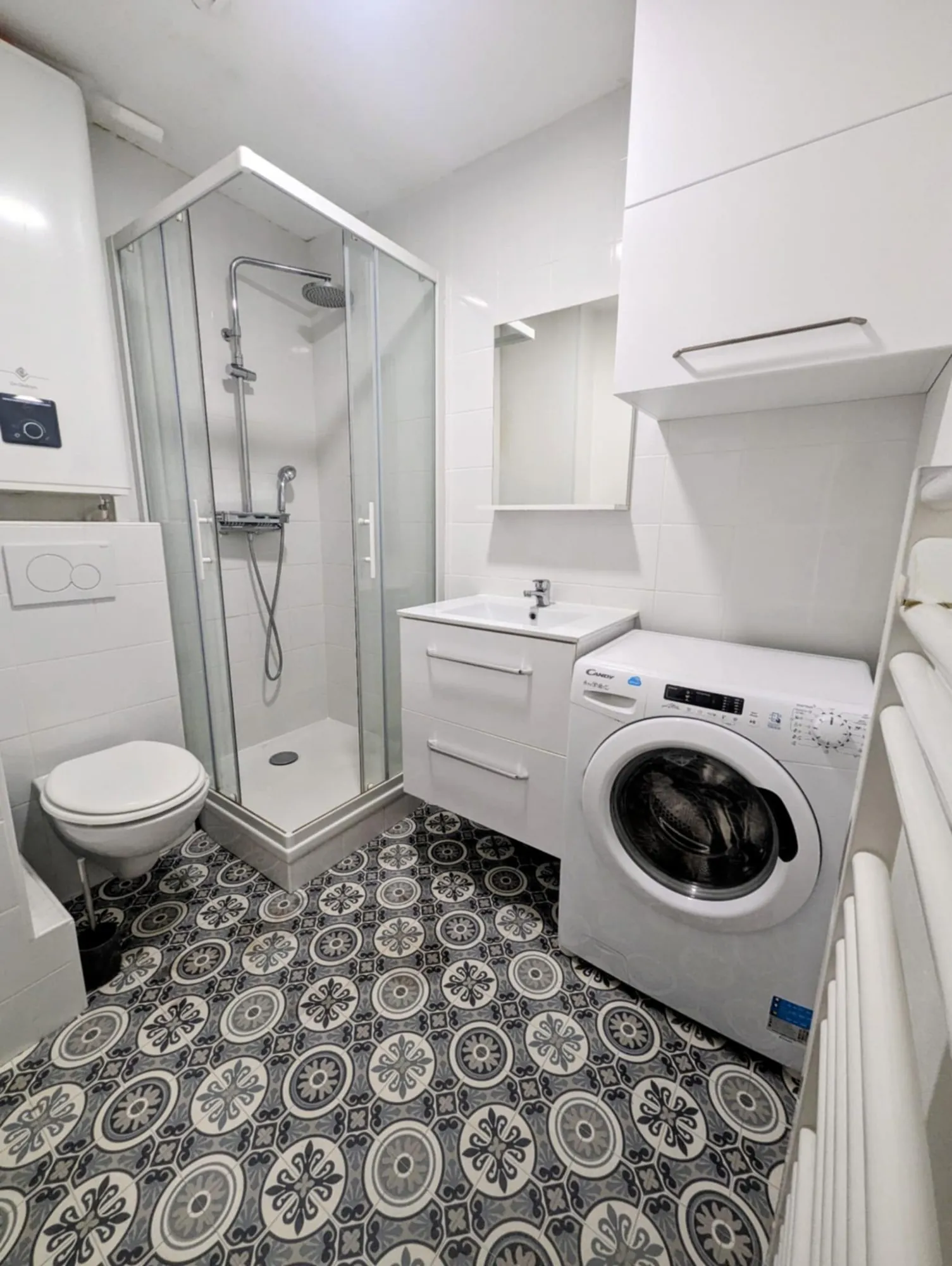 Salle d'eau refaite  Studio lumineux avec parking sécurisé à Bordeaux - Idéal investissement ou résidence secondaire 