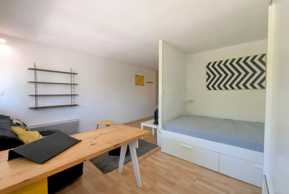 Partie bureau/nuit  Studio lumineux avec parking sécurisé à Bordeaux - Idéal investissement ou résidence secondaire 