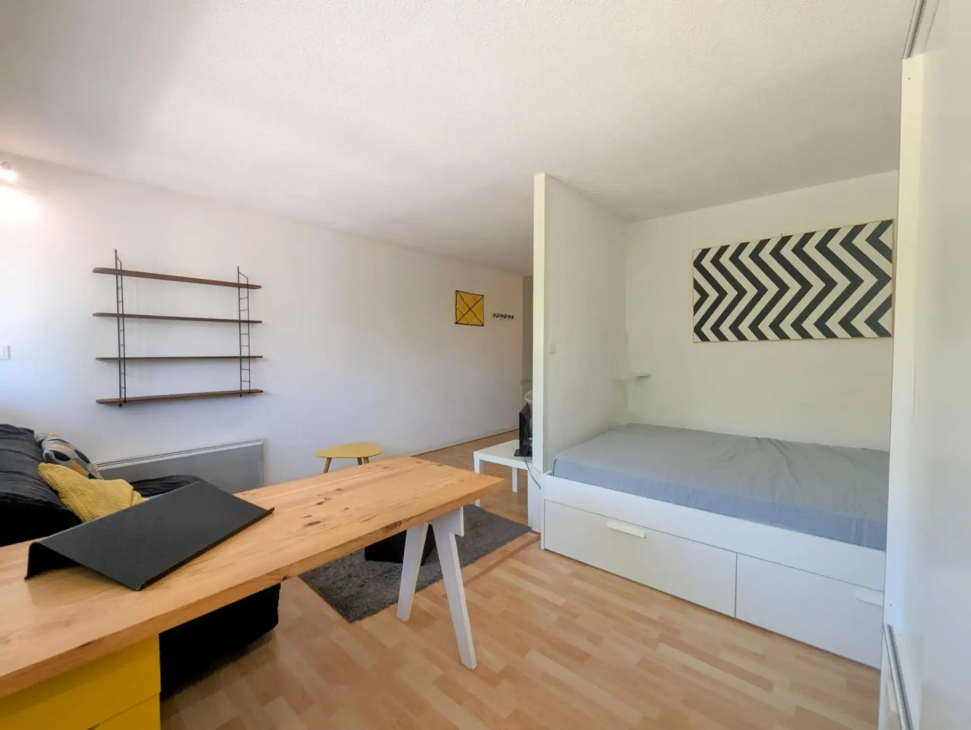 Partie bureau/nuit  Studio lumineux avec parking sécurisé à Bordeaux - Idéal investissement ou résidence secondaire 