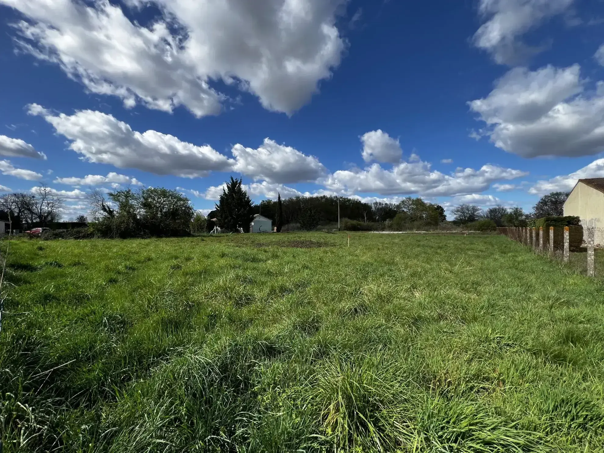 Terrain à bâtir de 880 m² à Coutras dans un environnement calme 