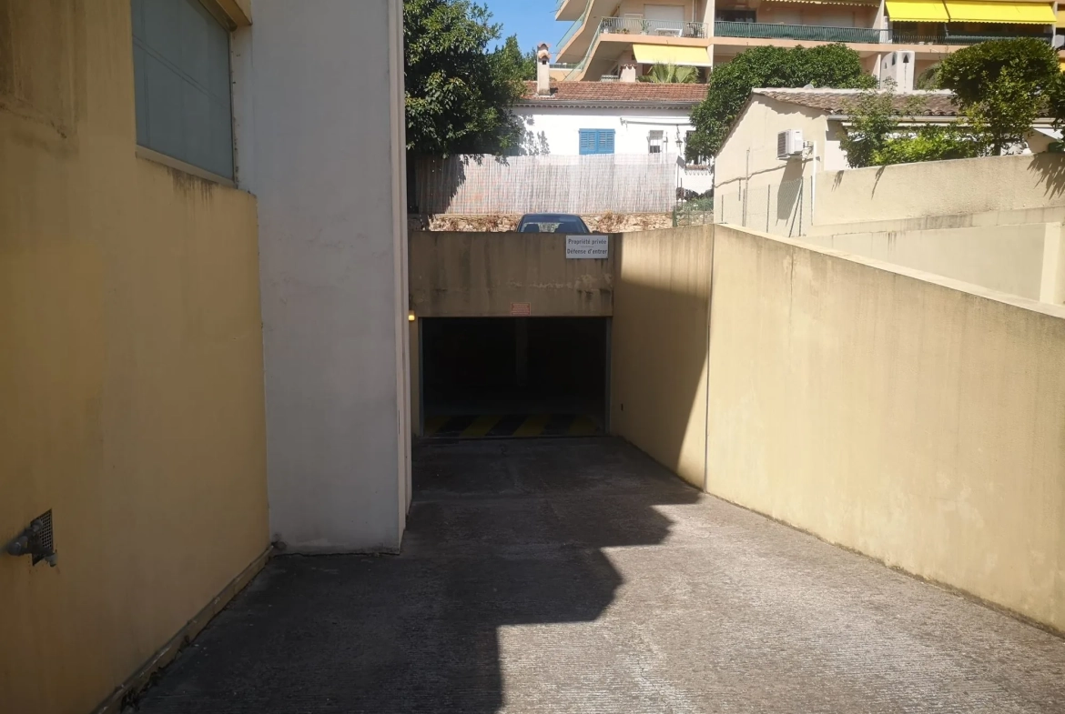 Garage de 13 m² au Cannet en demi sous-sol, accès facile 