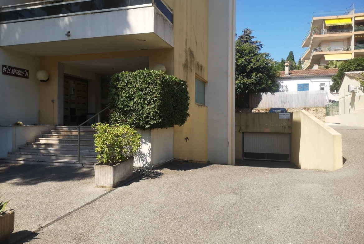 Garage de 13 m² au Cannet en demi sous-sol, accès facile 