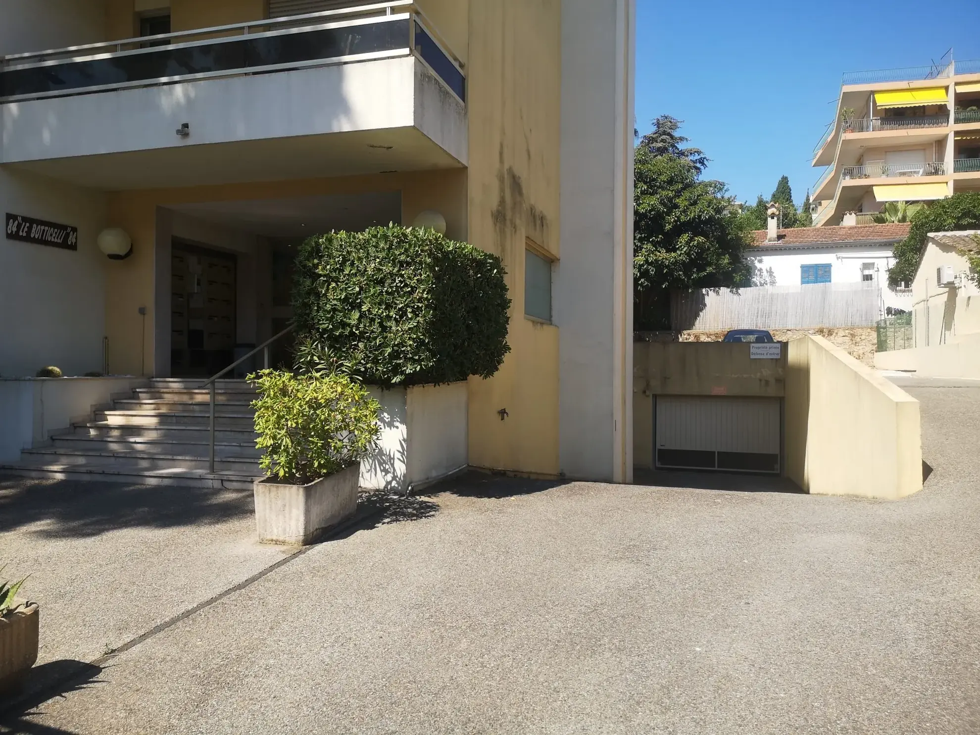 Garage de 13 m² au Cannet en demi sous-sol, accès facile 