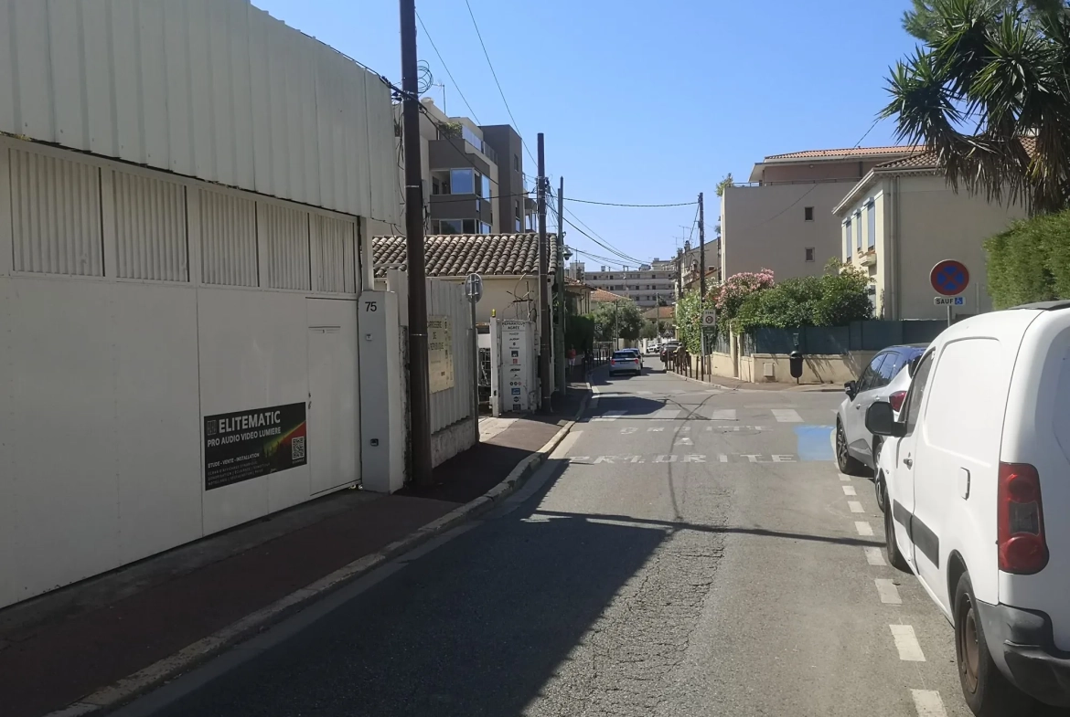 Garage de 13 m² au Cannet en demi sous-sol, accès facile 