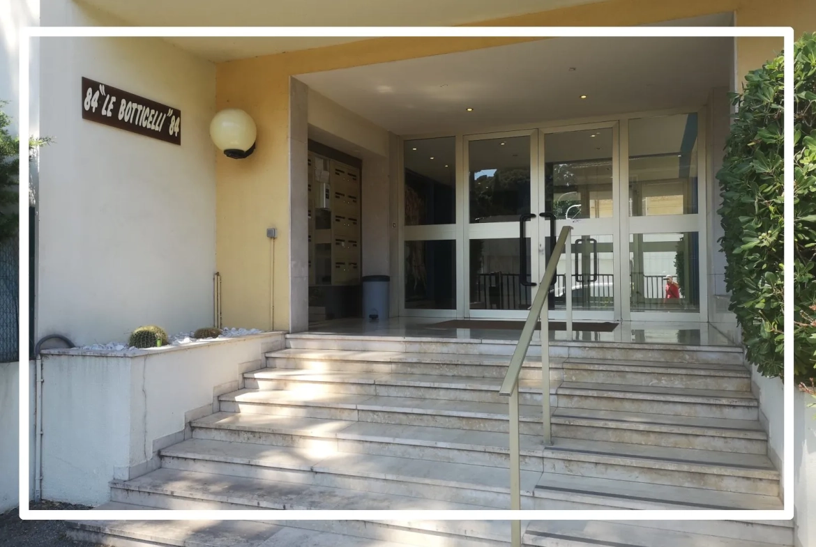 Garage de 13 m² au Cannet en demi sous-sol, accès facile 