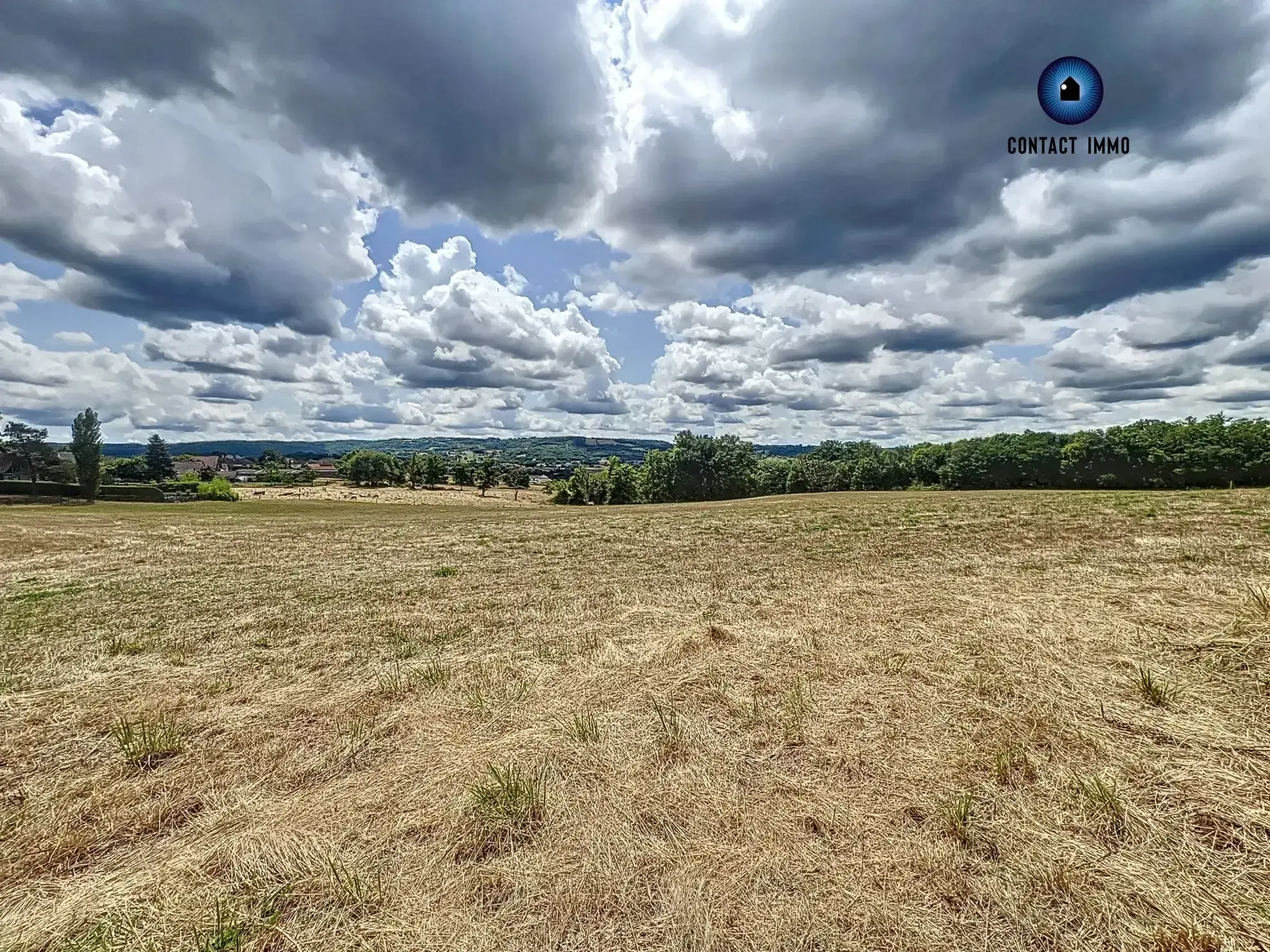 Terrain constructible de 2 145 m² avec vue imprenable à Saint-Pantaléon-de-Larche 