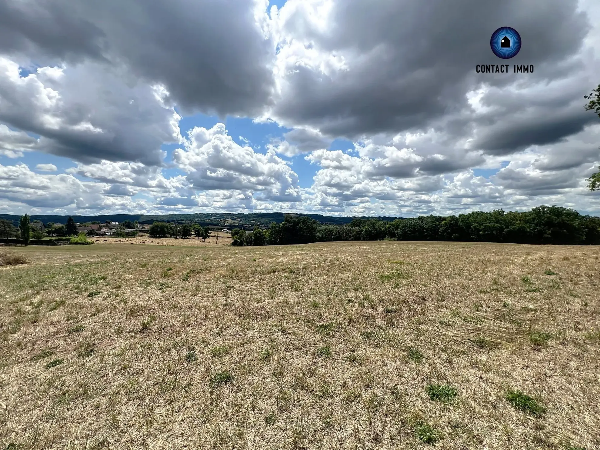 Terrain constructible de 2 145 m² avec vue imprenable à Saint-Pantaléon-de-Larche 