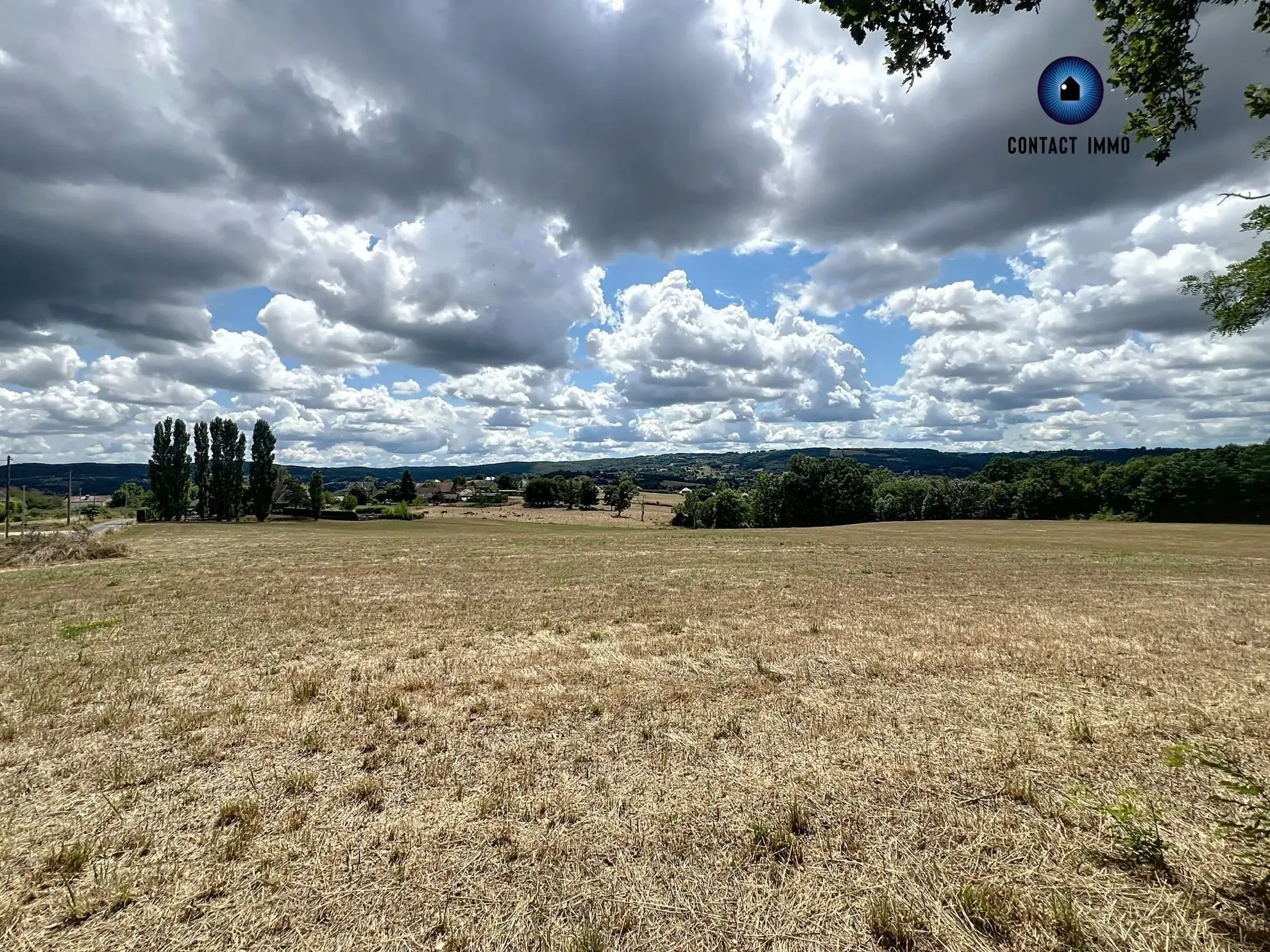 Terrain constructible de 2 145 m² avec vue imprenable à Saint-Pantaléon-de-Larche 
