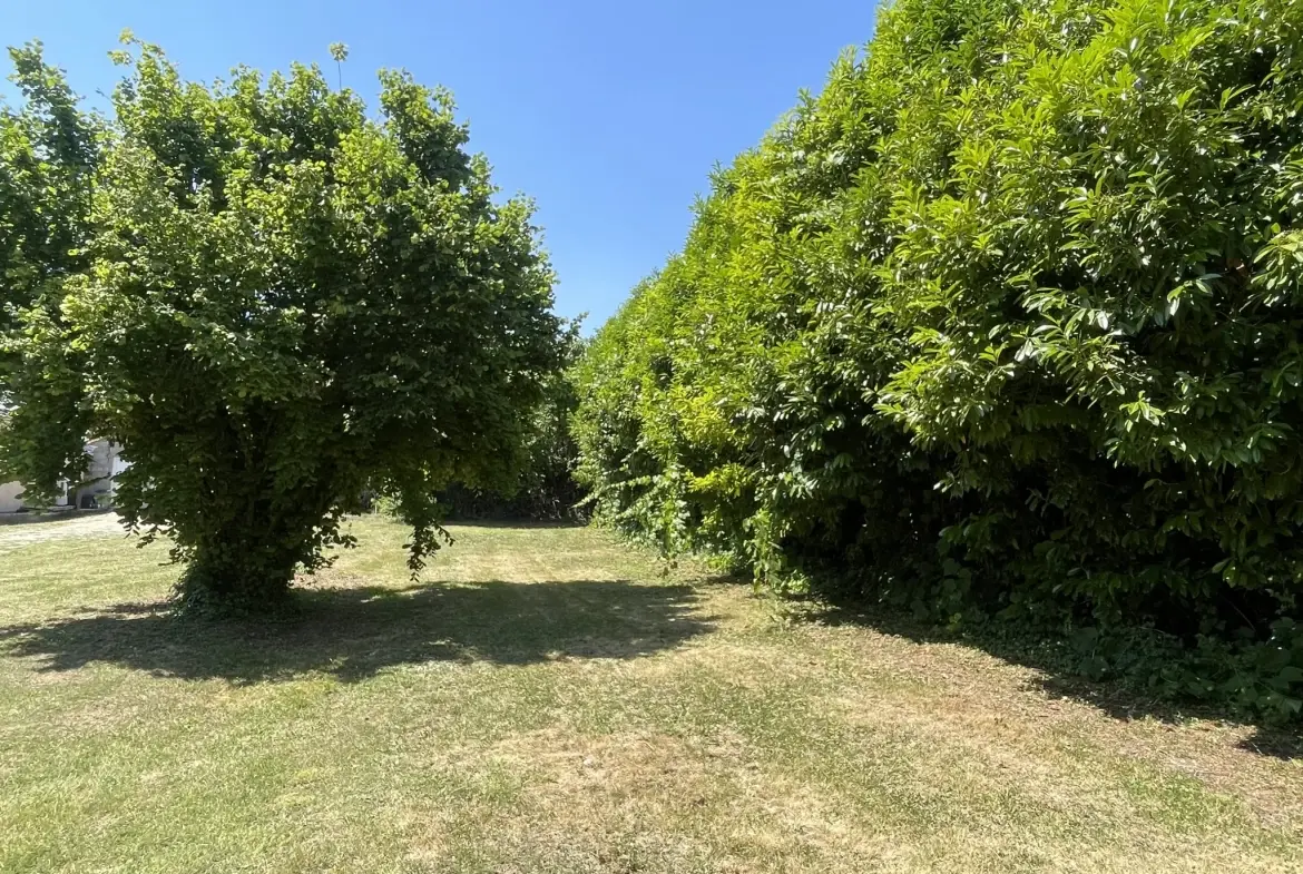 Maison à rénover avec potentiel à Aigrefeuille d'Aunis - 1800 m² de terrain 