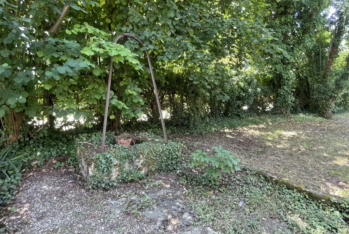 Maison à rénover avec potentiel à Aigrefeuille d'Aunis - 1800 m² de terrain 