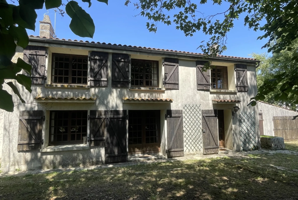 Maison à rénover avec potentiel à Aigrefeuille d'Aunis - 1800 m² de terrain 