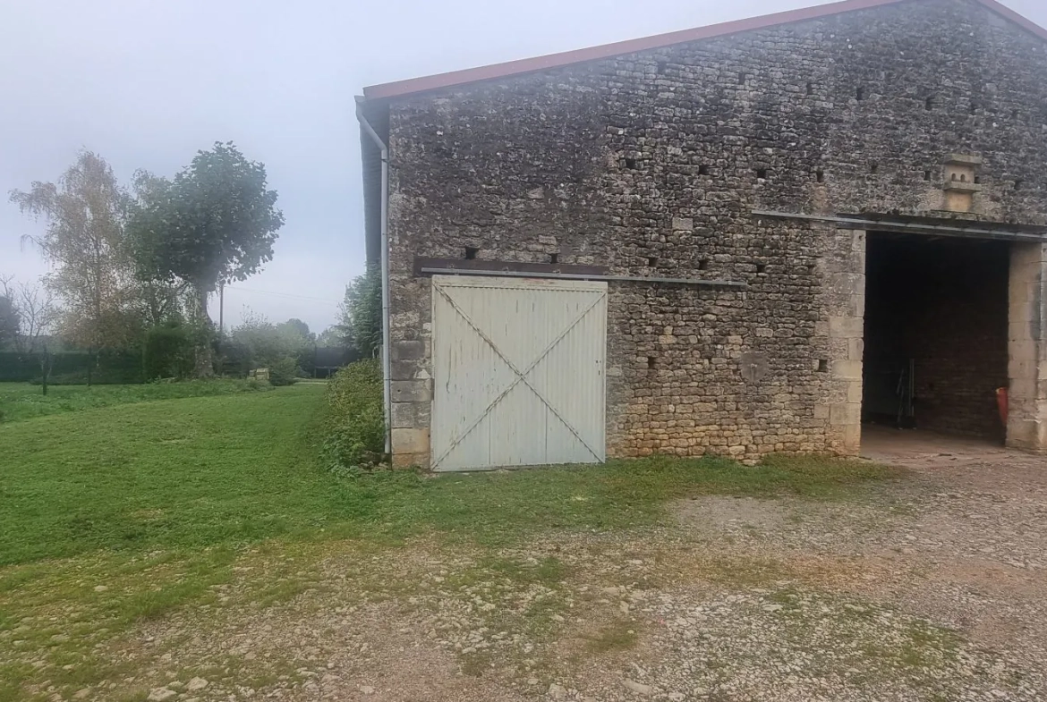 Magnifique ensemble immobilier à Vouillé avec grange en pierre, écurie et préau 