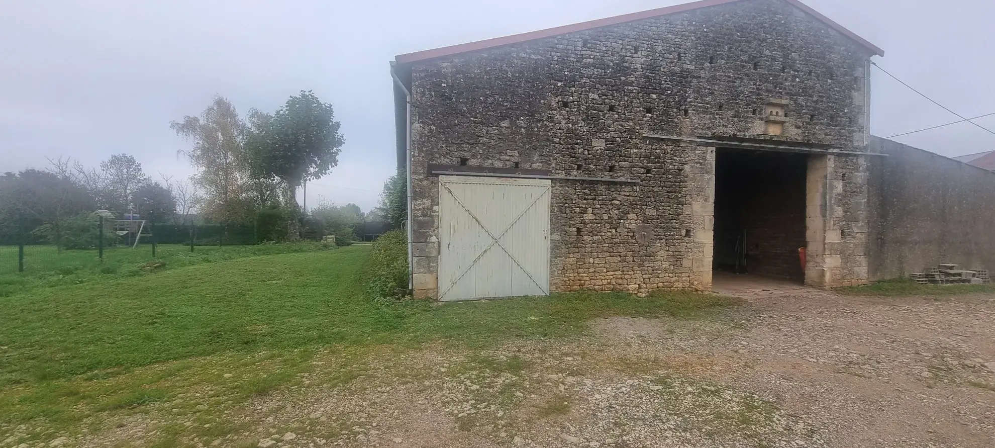 Magnifique ensemble immobilier à Vouillé avec grange en pierre, écurie et préau 