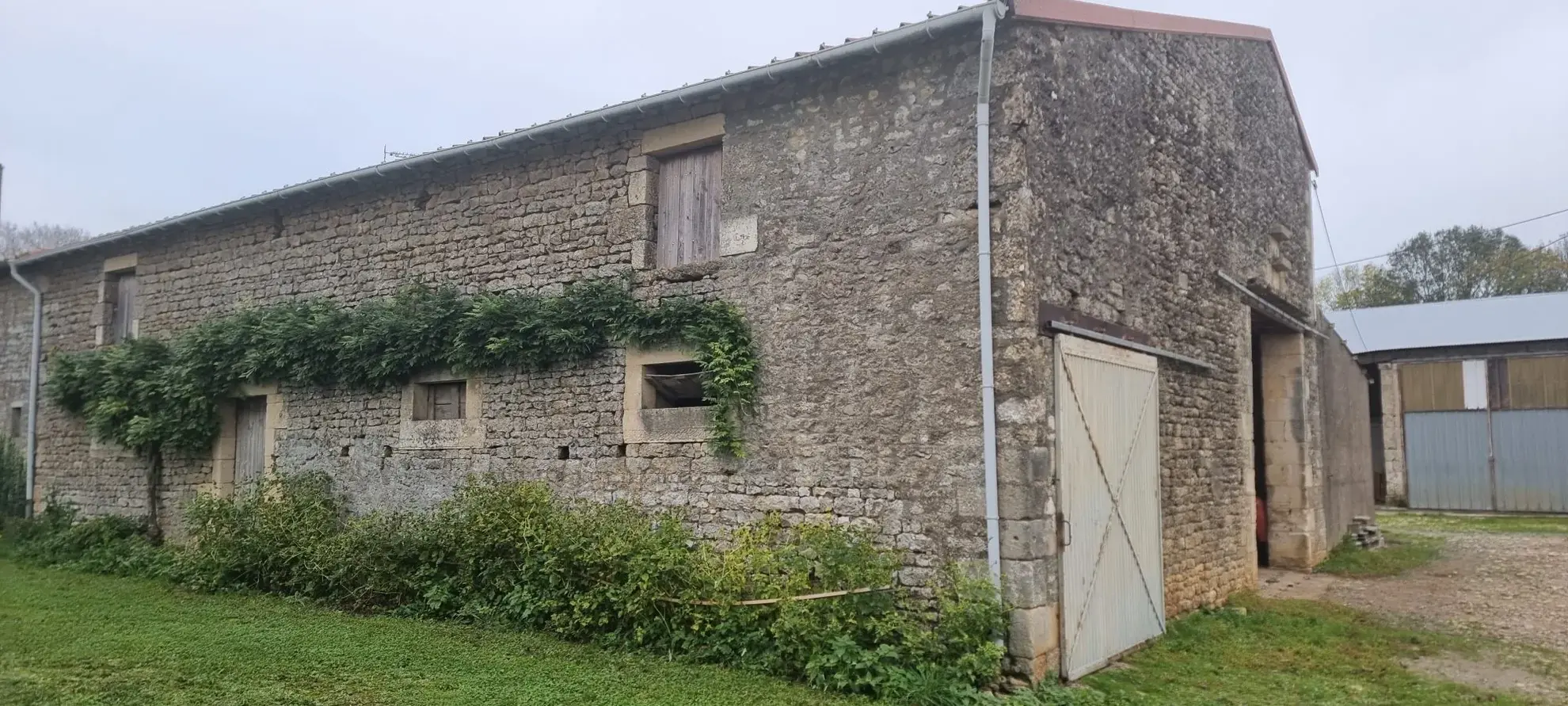 Magnifique ensemble immobilier à Vouillé avec grange en pierre, écurie et préau 
