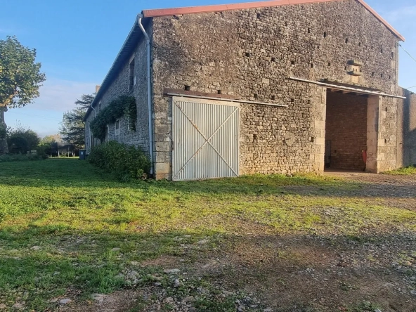 Magnifique ensemble immobilier à Vouillé avec grange en pierre, écurie et préau