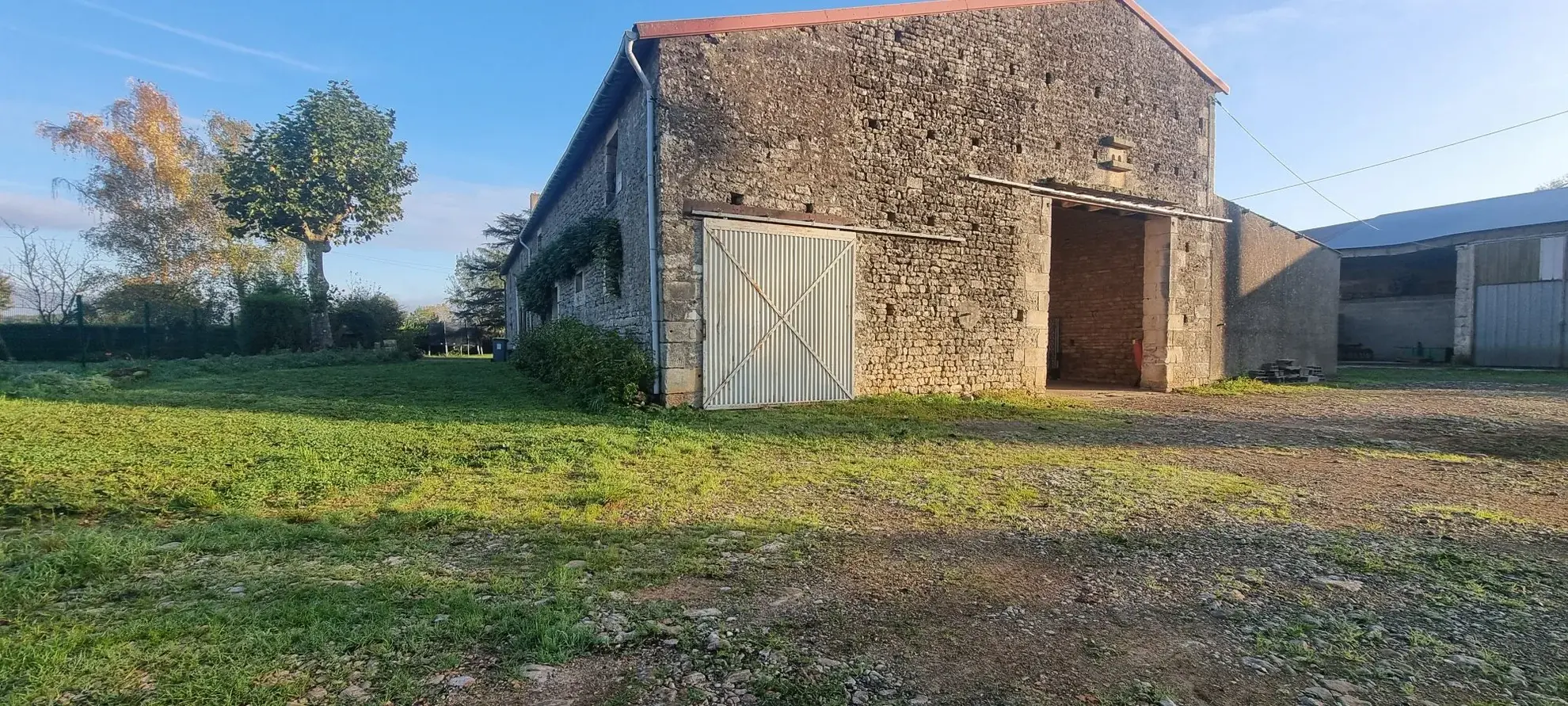 Magnifique ensemble immobilier à Vouillé avec grange en pierre, écurie et préau 