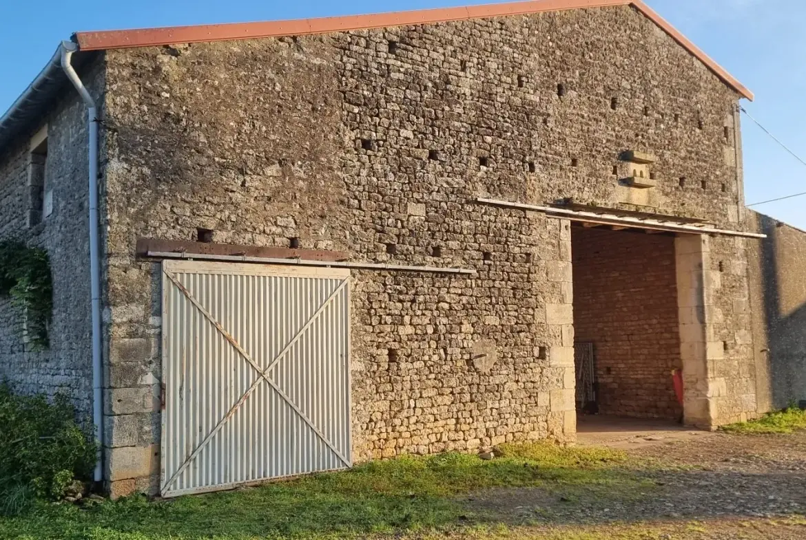 Magnifique ensemble immobilier à Vouillé avec grange en pierre, écurie et préau 