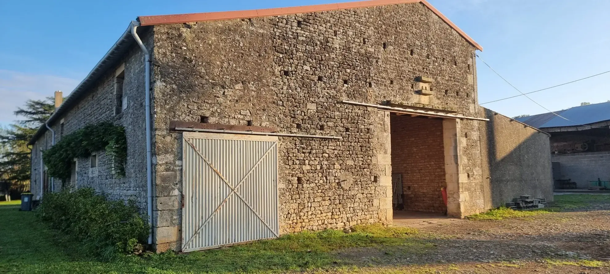 Magnifique ensemble immobilier à Vouillé avec grange en pierre, écurie et préau 
