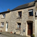 Maison en pierre à Corseul avec terrain et revenus locatifs potentiels