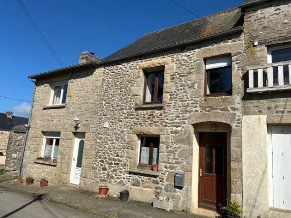 Maison en pierre à Corseul avec terrain et revenus locatifs potentiels