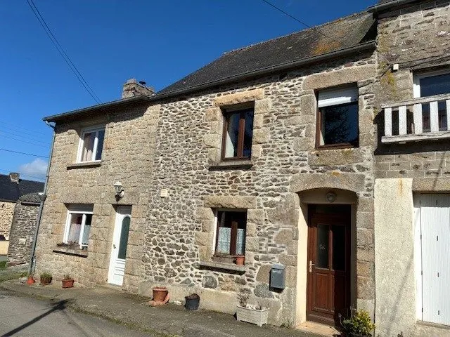 Maison en pierre à Corseul avec terrain et revenus locatifs potentiels 